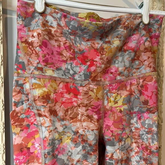 LULULEMON | High Rise Align with Pockets Floral Patterned Leggings 25” - Picture 6 of 16